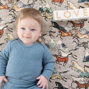 RTS Wilde Pferde Bio Baumwolle Mini Spielmatte - Reisematte - Gender Neutral - Gepolstert - Posts Now - Babyparty Geschenk - Unisex - Teppich