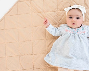 Tapis de jeu imperméable en lin / coton biologique - THÉ AUX AMANDES - Prêt à expédier - Tapis de temps sur le ventre - Tapis de chambre d’enfant - Cadeau de bébé - Neutre du point de vue du genre - Unisexe