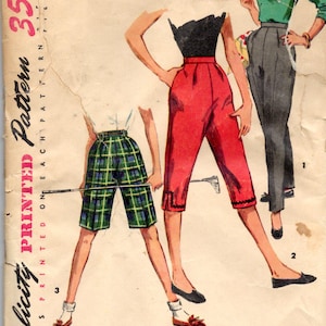 Può includere: Modello di cucito Simplicity vintage stampato con illustrazioni di abbigliamento femminile. Il modello include disegni per pantaloncini, pantaloni capri e pantaloni. La vita è di 66 cm e i fianchi di 89 cm. Il prezzo è di 35 centesimi.