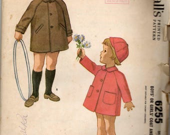 Puede incluir: Patrón de costura vintage McCall's para abrigo y gorra de niño o niña. La ilustración muestra a dos niños, uno con abrigo y gorra marrones, el otro con abrigo y gorra rosas. El número de patrón es 6255.