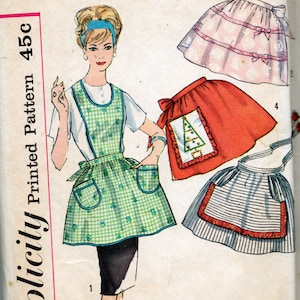 Könnte beinhalten: Vintage Simplicity Schnittmuster mit Schürzen-Designs. Die Hauptillustration zeigt eine Frau, die eine grüne Vichy-Schürze mit blauen Verzierungen und Taschen trägt. Zusätzliche Schürzen-Stile sind eine rote Weihnachtsbaum-Schürze und eine gestreifte Schürze.