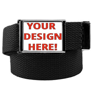 Puede incluir: Cinturón de lona negra con hebilla plateada. La hebilla tiene un cuadrado blanco con las palabras "YOUR DESIGN HERE!" en rojo. El cinturón está abrochado. La lona mide unos 3,8 cm de ancho.