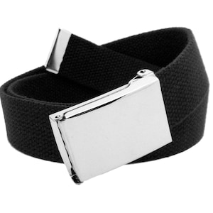 Puede incluir: Un cinturón de lona negro con una hebilla plateada. El cinturón está hecho de un tejido resistente y tejido y tiene un diseño simple y clásico.