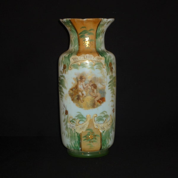 Très beau vase en opaline décoré d'Anges, chérubins Fin 1800