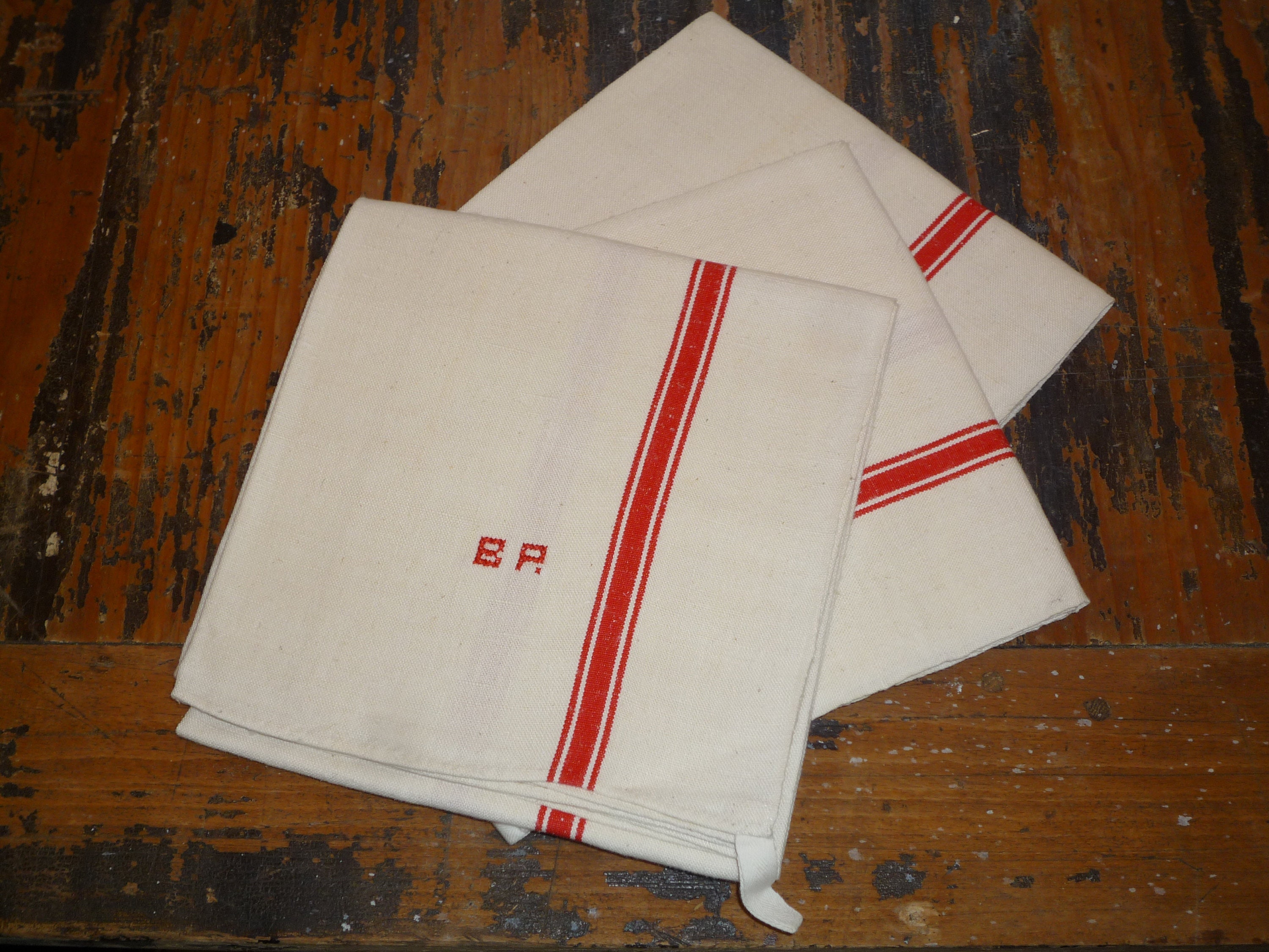 Grand Torchon Linge de Cuisine en Métis Ancien avec Monogram B P. et Rayures Rouge