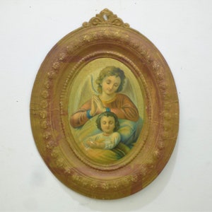 Marco de cartón gofrado impreso con Niño Jesús protegido por un ángel Circa 1900 / 20 x 17 cm