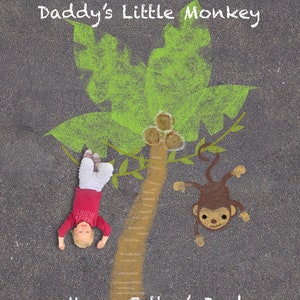 Könnte beinhalten: Ein Kind in einem roten Shirt liegt auf dem Rücken unter einer Kreidezeichnung eines Palmenbaums und eines Affen. Die Zeichnung sagt "Daddy's Little Monkey" und "Happy Father's Day!"