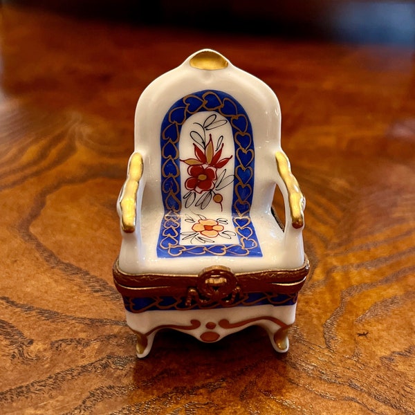 LIMOGES Boîte à bibelots figuratifs peints à la main – Fauteuil