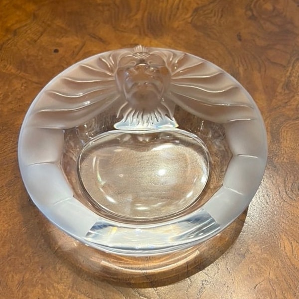 LALIQUE 'Teté de Lion' Zigarrenablage/Aschenbecher/Schmuckablage signiert LALIQUE FRANCE 5 3/4" klarer und mattierter Kristall (1970er Jahre) Vintage Tobacciana