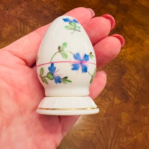 HEREND Rothchild Blue Garland Flower Salt Shaker #260 (slight chip – priced accordingly)