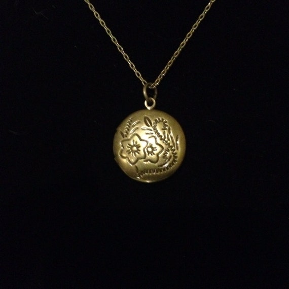 Items similar to Delicate Golden Locket on Etsy