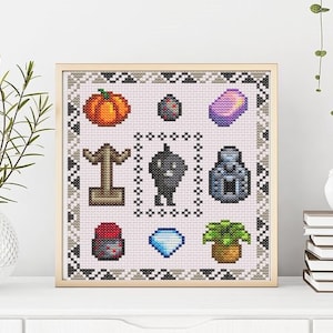 Puede incluir: Patrón de punto de cruz con una variedad de imágenes pixeladas, que incluyen una calabaza, un diamante, una planta, una botella de poción, una lápida, una criatura y una botella de piedra. El patrón está enmarcado en un marco marrón con un borde blanco y negro.