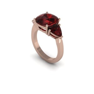 Anello da donna con granato taglio cuscino