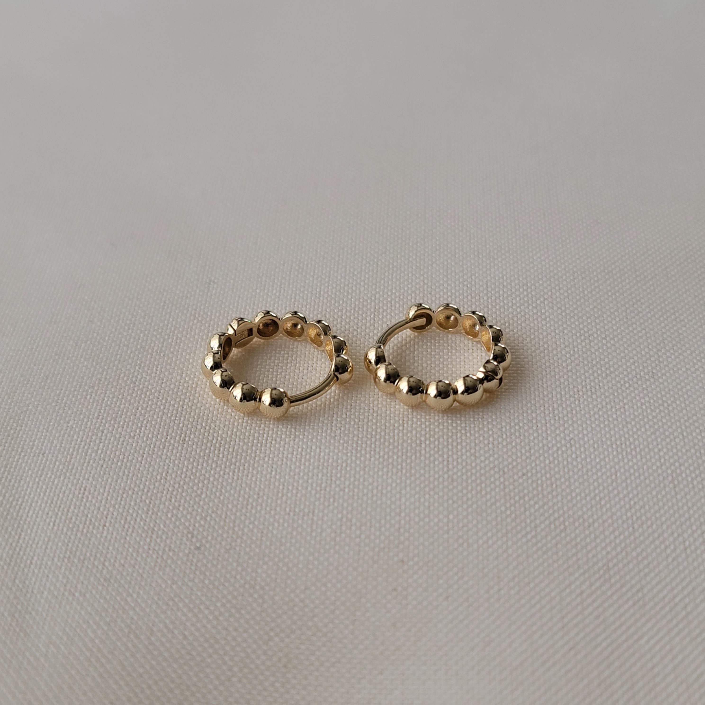 【Mejuri】Beaded Huggie Hoops 14K 14K Gold Beaded Huggie Hoop Earrings | Musemond