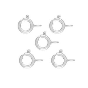 Puede incluir: Cinco anillos de salto de plata, cada uno con un diámetro de aproximadamente 1,25 cm. Los anillos están abiertos y tienen un acabado liso y pulido.