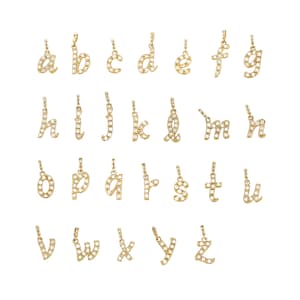 Può includere: Un set di 26 ciondoli dorati, ognuno con una lettera diversa dell'alfabeto, adornati con scintillanti cristalli trasparenti. I ciondoli sono progettati in uno stile di scrittura corsivo.