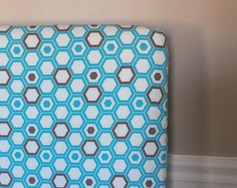 KLAR ATT LEVERERA Sittlakan i krämvitt, grått och turkos himmelsblått, hexagonigt modernt, könsneutralt, baby/småbarn