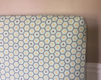 KLAR ATT LEVERERA Dra-på-sittande spjälsängslakan i mintgrönt gult grått krämig vitt hexagonalt geometriskt modernt könsneutralt babysmåbarn