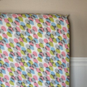 LISTO PARA ENVIAR Hoja de cuna ajustada en rosa gris turquesa Aqua & Lime Green Raindrop (Modern Girl Rain) Ropa de cama para niños pequeños
