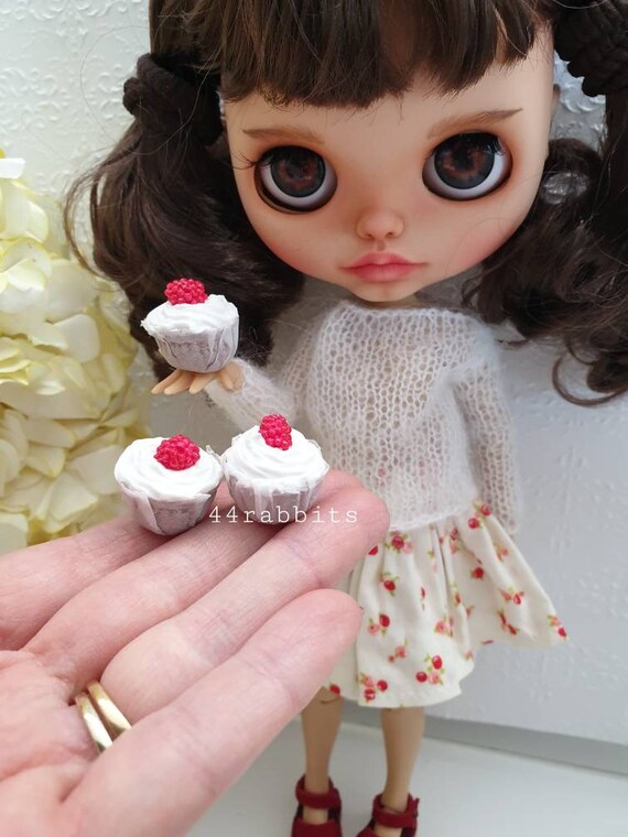 1 6 Set of Three Cupcakes With Raspberry on a Doily for Blythe