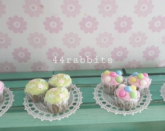 1/6 Set of  three pastel colors cupcakes with sprinkles, balls and stars on a doily for blythe doll 1/6 scale