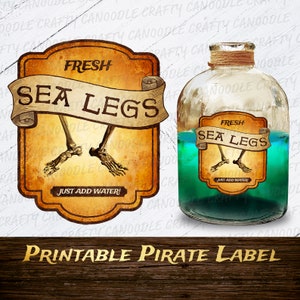 Könnte beinhalten: Ein Etikett im Vintage-Stil mit dem Text "FRESH SEA LEGS" und einer Skelettbein-Illustration. Das Etikett befindet sich auf einer klaren Glasflasche, die mit blau-grüner Flüssigkeit gefüllt ist. Die Worte "JUST ADD WATER!" stehen ebenfalls auf dem Etikett. Der Text "PRINTABLE PIRATE LABEL" steht unten.