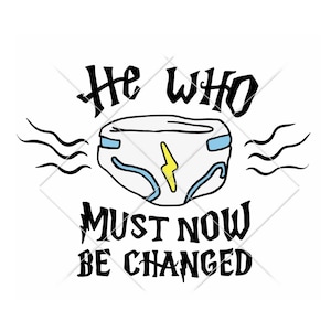 Könnte beinhalten: Illustration einer weißen Babywindel mit blauen Akzenten und einem gelben Blitz. Der Text lautet "He Who Must Now Be Changed" in schwarzer, stilisierter Schrift. Wellenlinien sind ebenfalls enthalten.
