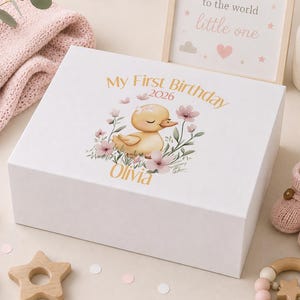 1歳の誕生日記念ボックス（女の子用）、1歳の誕生日メモリーボックス、女の子への1歳の誕生日プレゼント、テディベアと花柄のデザイン、白いマグネット式蓋