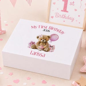 2026年1歳の誕生日記念ボックス、女の子向けパーソナライズ1歳誕生日ギフト、ピンクのテディベアメモリーボックス、白いマグネット式蓋、女の子の赤ちゃんへのギフト