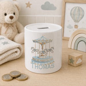 Personalisierte Karussell Spardose - Baby Junge Sparschwein, Name Keramik Spardose, Taufgeschenk, Kinderzimmer Dekor, Erinnerungsgeschenk