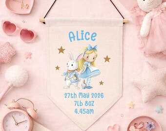 Personalisierte Alice inspirierte Wimpelflagge - Baby Name & Geburtsdetails Banner, Märchenbuch Kinderzimmer Dekoration, neues Baby Geschenk, Mädchen Wandbehang