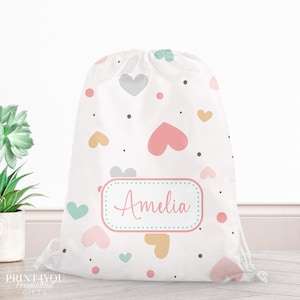 Sac à cordon personnalisé avec imprimé coeur | Sac en polyéthylène avec nom personnalisé pour fille | Sac d'école, de danse ou de jouets résistant à l'eau pour enfants