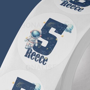 Stickers d'anniversaire personnalisés Space – Étiquettes brillantes | 5 cm ou 4,5 cm | Cadeaux pour astronautes | Nom et âge personnalisés