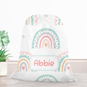Sac à cordon personnalisé arc-en-ciel pour enfants | Sac de sport imperméable 41 x 28,5 cm | Sac en PE avec nom personnalisé | Cadeau pour crèche ou école