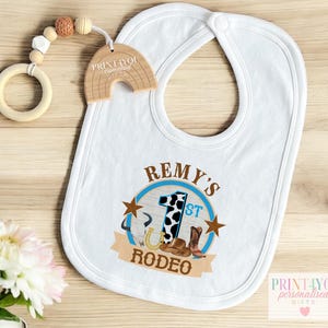 Erstes Rodeo-Outfit für Babys, personalisiert, Western-Geburtstagsthema (Neugeborene bis 2 Jahre, weiche Baumwoll-Schlafanzüge, Westen und Lätzchen) Bild 4