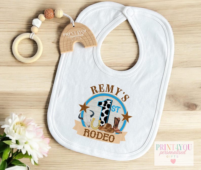 Erstes Rodeo-Outfit für Babys, personalisiert, Western-Geburtstagsthema (Neugeborene bis 2 Jahre, weiche Baumwoll-Schlafanzüge, Westen und Lätzchen) Bild 4