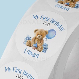 Stickers 1er anniversaire personnalisés ours en peluche ONE | Stickers blancs brillants 5 cm de haute qualité | Parfait pour les sacs de fête, cadeaux de mariage
