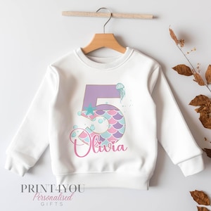 Felpa personalizzata per bambini in base all&#39;età del compleanno. Felpa in cotone bianco per tutte le età - Numero e nome della sirena