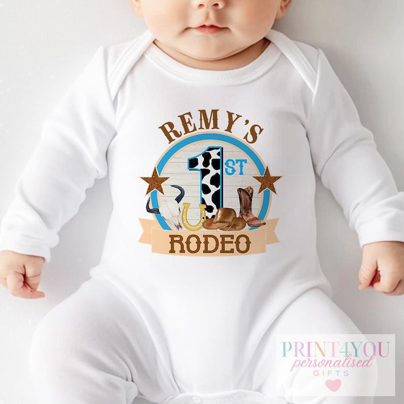 Erstes Rodeo-Outfit für Babys, personalisiert, Western-Geburtstagsthema (Neugeborene bis 2 Jahre, weiche Baumwoll-Schlafanzüge, Westen und Lätzchen) Bild 5