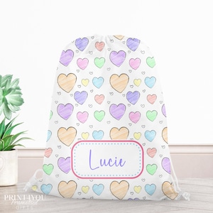 Sac à cordon personnalisé en forme de coeur arc-en-ciel | Sac en polyéthylène avec nom personnalisé pour fille | Sac d'école, de danse ou de jouets résistant à l'eau | 41 x 28,5 cm