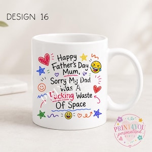 Può includere: Una tazza in ceramica bianca con scarabocchi colorati in stile disegno a mano, inclusi cuori, stelle ed emoji. Il testo recita: Happy Father's Day Mum, Sorry My Dad Was A Fucking Waste Of Space. Il design è stampato in inchiostro nero, rosso, blu e giallo.