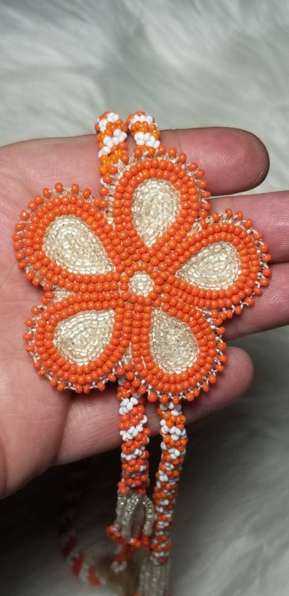 Vintage 1960s Orange & White Seed Bead Flower Nec… - image 1