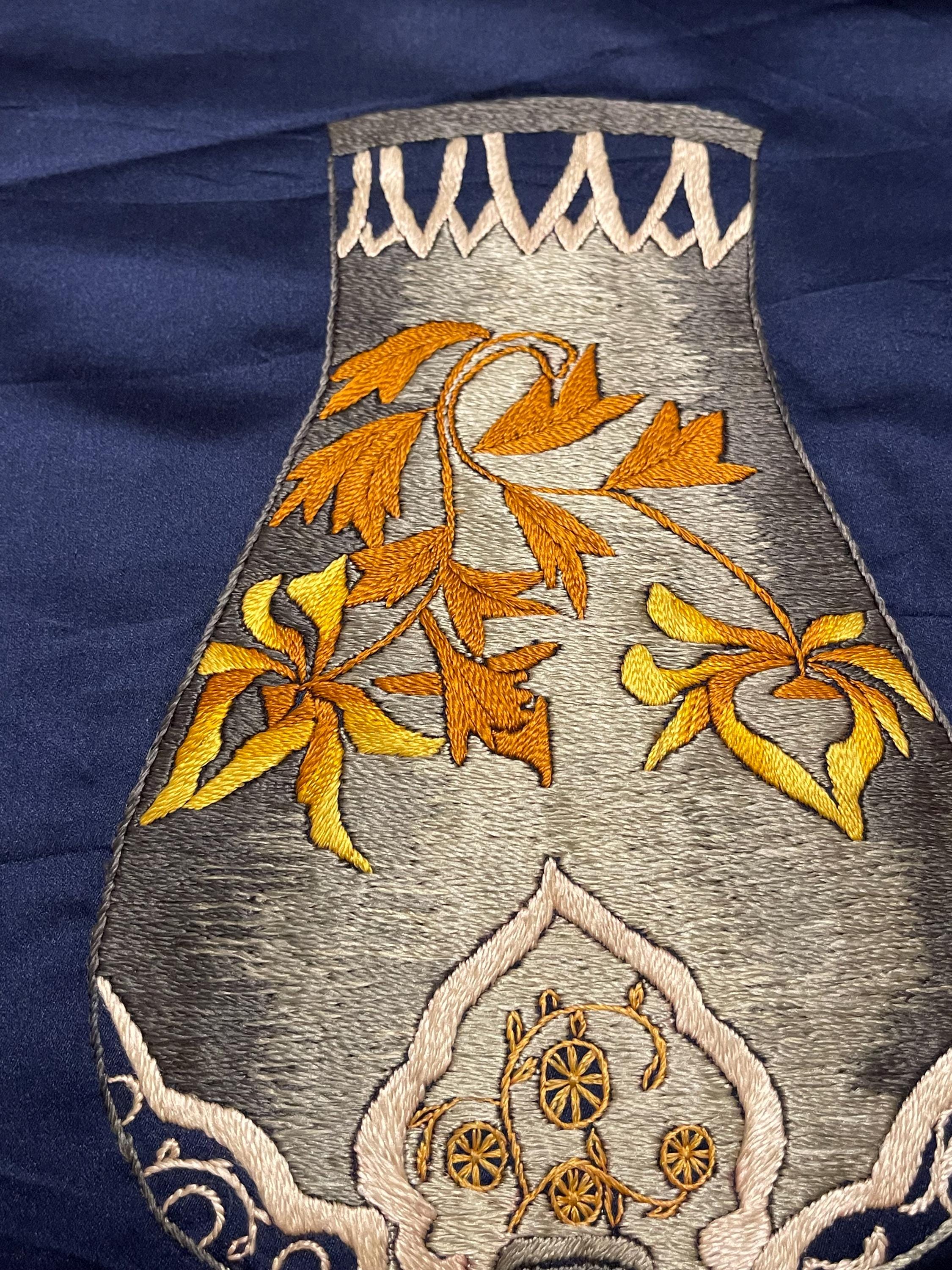 アンティーク中国シルク手刺繍ブルーシルクポットテキスタイルパネル