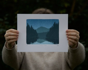 Starlit Glow ↠ A4 ↠ Glencoe Lochan, Scottish Highlands Mountains, Stargazing, Stars ↠ Original Linocut Reduction Print