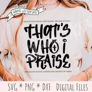 Può includere: Una maglietta bianca con testo nero che dice "That's Who I Praise." Il testo è in grassetto, scritto a mano. Il testo è circondato da testo più piccolo che dice "The Mountain Moving, Body Raising, Breaker of Chains" e "The Heaven Seated, Undefeated, Highest of Names."