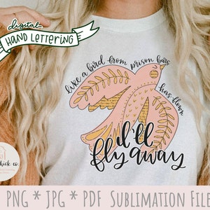 以下が含まれることがあります： ピンクと黄色の鳥のデザインが施された白いTシャツ。鳥は葉に囲まれ、「like a bird from prison bars has flown I'll fly away」というテキストが書かれています。