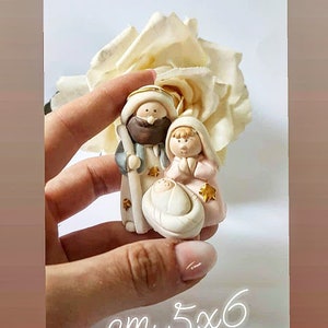 Op de afbeelding: Een set keramische beeldjes die de Heilige Familie voorstellen. De beeldjes zijn geschilderd in zachte kleuren en hebben een gedetailleerd ontwerp. De set meet 5x6 cm.