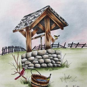 Könnte beinhalten: Eine handgemalte Illustration eines rustikalen Holzbrunnens mit einem steinernen Brunnenhaus. Ein roter Kardinal sitzt auf einem Ast links vom Brunnen, und zwei gelbe Vögel sitzen auf dem Brunnenhaus. Ein Holzeimer steht vor dem Brunnen, in dem ein kleiner gelber Vogel aus dem Wasser trinkt.
