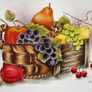 Puede incluir: Una cesta de madera llena de fruta, incluyendo una manzana roja, uvas verdes, una pera y limones amarillos. La cesta está sentada en una mesa de madera con algunas cerezas rojas esparcidas a su alrededor. La imagen está pintada en un estilo realista.
