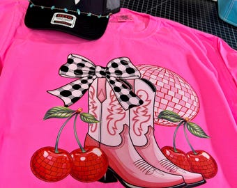 Disco-Cowgirl-T-Shirt mit Grafik | Westernhemd mit pinken Cowboystiefeln und Kirschen | Verführerisches Cowgirl-T-Shirt